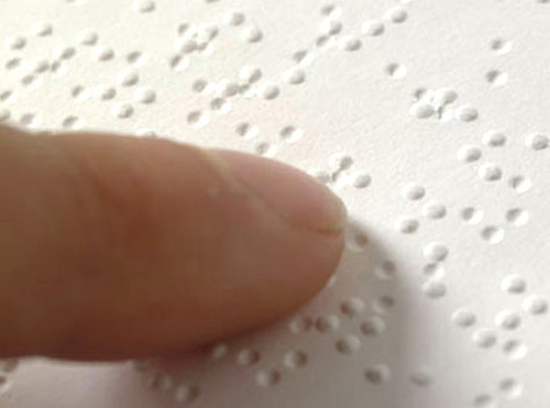 Guia turística amb sistema braille a Calonge.
