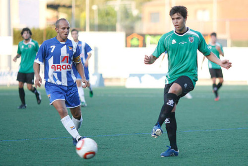 Un moment del partit Palamós-Figueres d'ahir. (Foto: Aniol Resclosa-Diari de Girona).