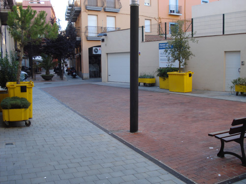 Un aspecte dels nous parterres amb planta i arbrat mediterranis.