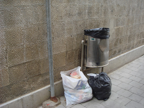 Una paperera al nucli antic de Palamós.