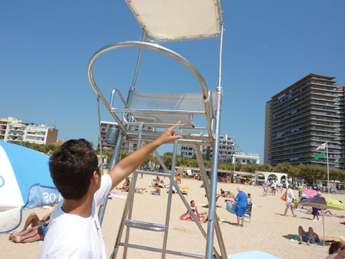 La cadira malmesa a la platja Gran de Palamós. (Foto: Joan Trillas).
