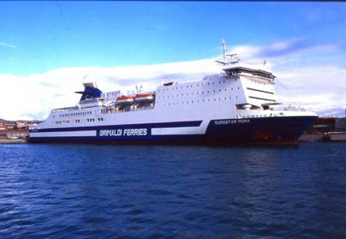 Un dels vaixells de Grimaldi Lines.