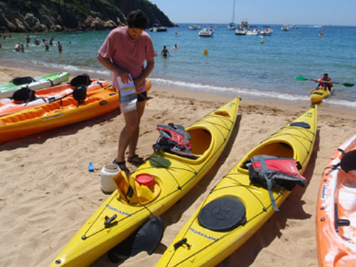 Caiacs a punt d'anar a l'aigua.
