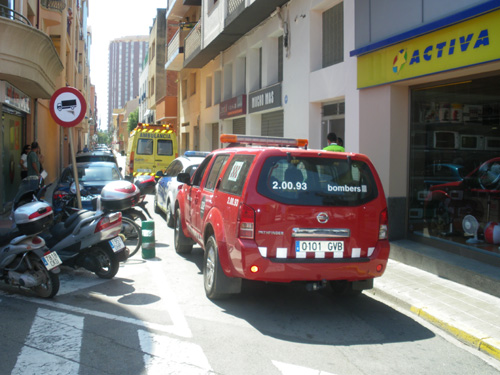 Els serveis d'emergència, aquest migdia, davant de l'edifici on hi ha hagut l'accident.