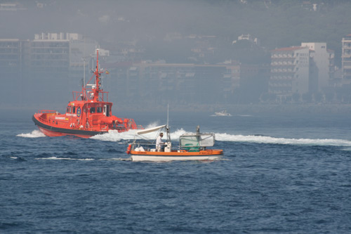 Operatiu de neteja de la taca de contaminació, ahir al matí al port de Palamós.
