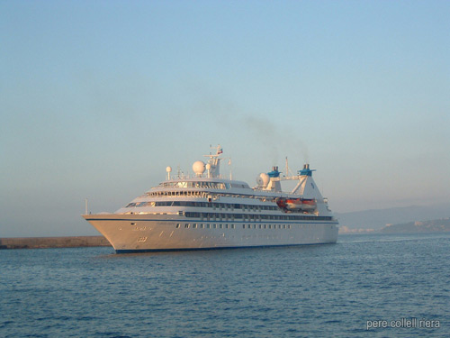 El Seabourn Legend, en una imatge de l'any passat a Palamós. (Foto: Pere Collell).