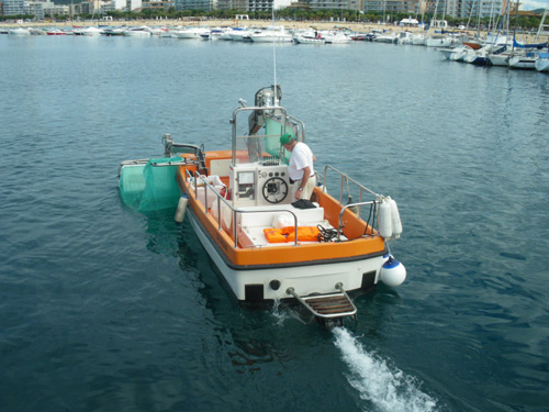 L'embarcació que s'encarrega de netejar el litoral de Palamós i Calonge i Sant Antoni, aquest estiu.