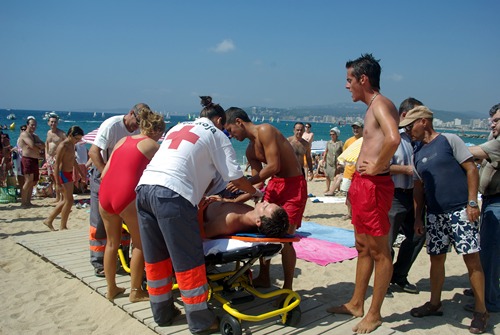Imatge d'arxiu d'un simulacre de salvament a la platja Gran de Palamós.