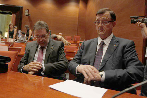 Els consellers Cleries i Mena, avui al Parlament. (Foto: Albert Bertran-El Periódico).