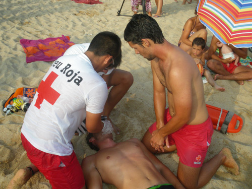Tècniques de reanimació en el simulacre d'ahir a la platja Gran.
