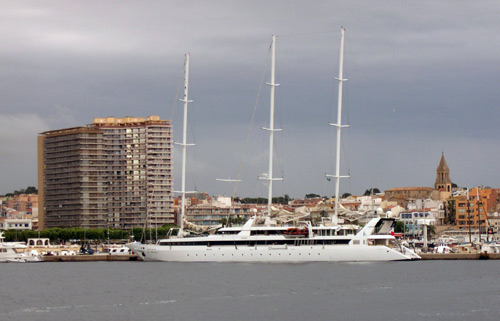 Le Ponant s'acomiada de Palamós per aquest any. (Foto: Pere Collell).