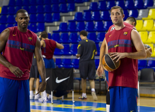 Pete Mickeal i Chuck Eidson entrenant-se aquesta setmana. (Foto: Àlex Caparrós-FCB).