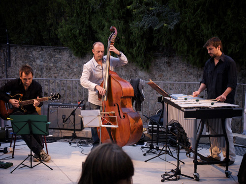 El guitarrista David Ibáñez, esquerra, torna a actuar aquesta nit a La Plata.