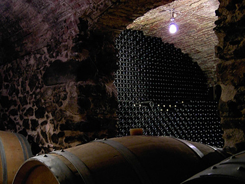 Interior del celler de Can Sais.