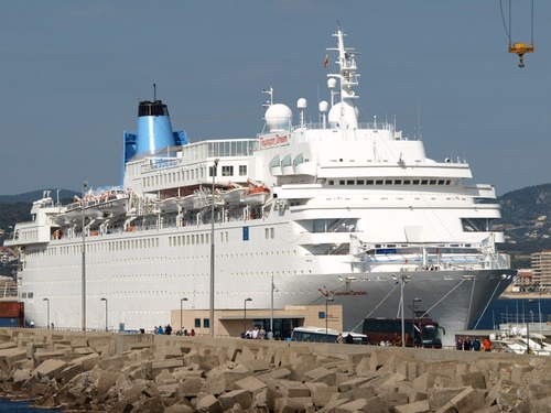 El Thomson Dream, al moll comercial del port de Palamós.