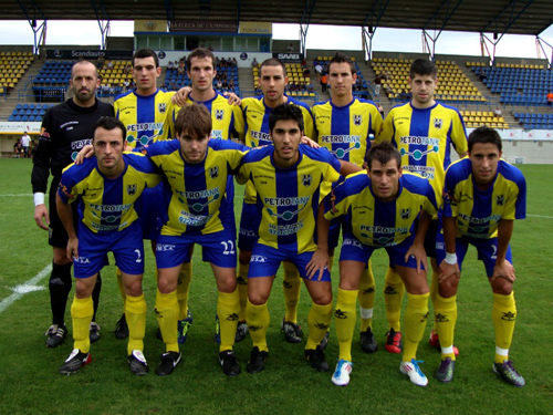 L'equip que el Palamós CF va presentar dissabte contra la Iberiana. (Foto: Sergi Cortés).