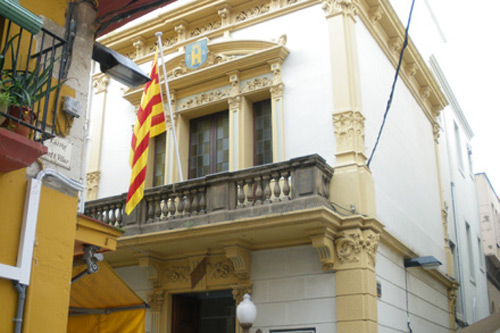 La senyera oneja en solitari a la balconada de l'Ajuntament de Palamós.