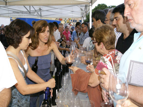 Tast de vins a l'esplanada del port, ahir a la tarda.