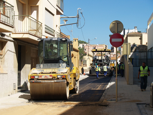 Darreres feines d'asfaltatge, aquest matí, al carrer de Foment.