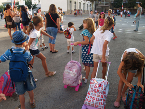 Mainada entrant a escola, aquest matí a Palamós.