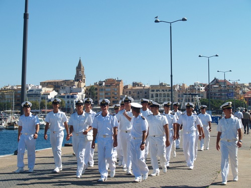 Tripulants i alumnes del 'Palinuro' a Palamós.