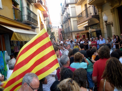 Un moment de la concentració d'ahir davant l'Ajuntament de Palamós.