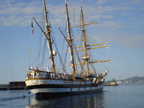 El 'Palinuro' sortint aquest matí del port de Palamós.