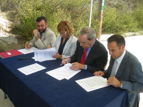 Un moment de la firma del conveni, aquest matí a La Fosca.