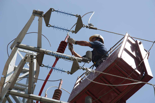 Un operari d'Endesa fent feines de manteniment.