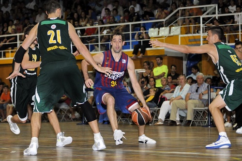 Chuck Eidson, al mig, un dels destacats del Barça-Regal, ahir a Palamós. (Foto: Josep Lois).