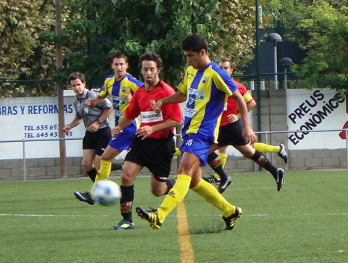 Sergi Romero, en primer terme, en una acció del partit. Foto: Sergi Cortés