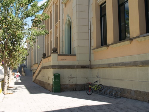 Façana principal del col·legi Ruiz Giménez, al carrer de Foment.
