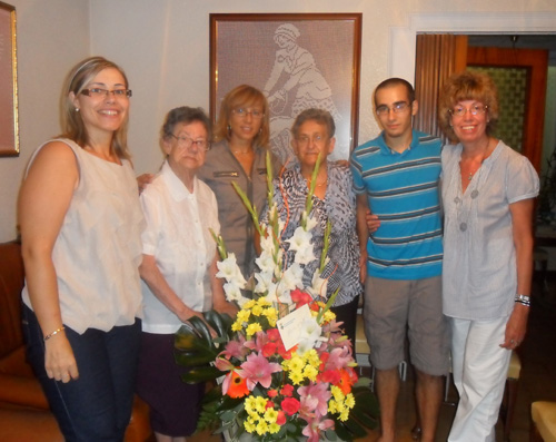 Basart, segons per l'esquerra, amb les autoritats locals i la família.