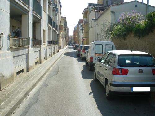 Vehicles aparcats al carrer de la Indústria.