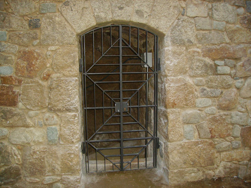 Accés al refugi del col·legi Ruiz Giménez.