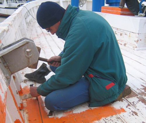 Tasques de rehabilitació de l'embarcació 'Pepito'.