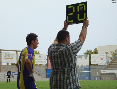 Adrià Quintanilla en el moment d'entrar al camp, ahir contra el Manresa. (Foto: Sergi Cortés).
