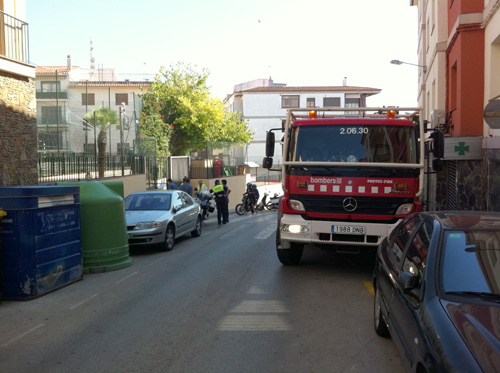 Una unitat dels bombers, aquesta tarda, davant de l'Escola Vedruna.