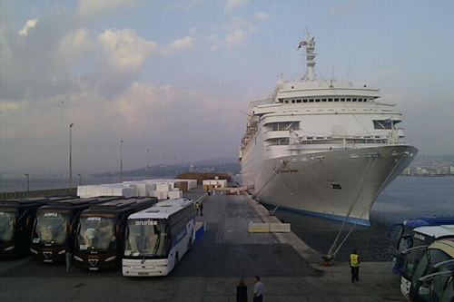 El Thomson Dream, aquest matí al port de Palamós. (Foto: Àrea Municipal de Turisme).