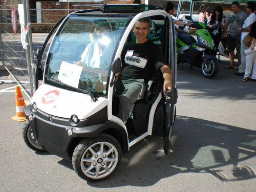 Un dels vehicles elèctrics que es van poder provar a l'hospital de Palamós.