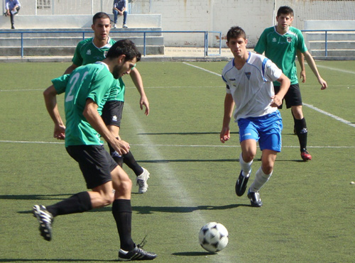Narcís Barrera, en primer terme, en el partit d'ahir a Premià. (Foto: Sergi Cortés).