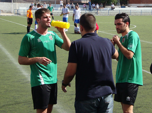 Guitart i Revert reben instruccions del seu entrenador, diumenge passat a Premià. (Foto: Sergi Cortés).