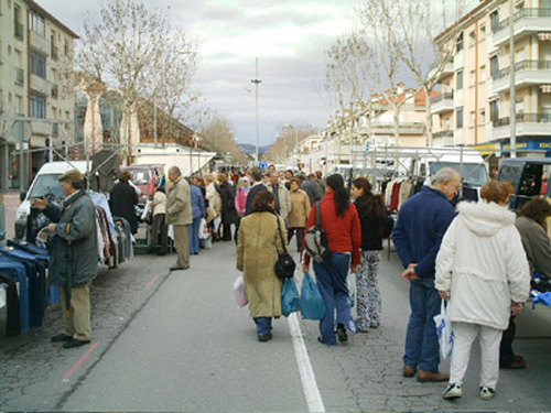 El mercat dels dimarts talla al trànsit l'avinguda de Catalunya.