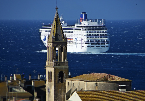 Un creuer vist des de Palamós. (Foto: Anna Pérez).