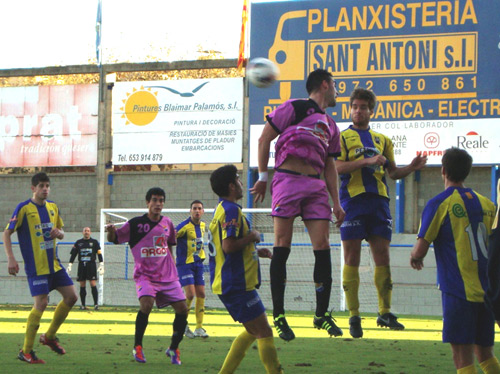 Subirana i Teixi lluiten per una pilota en el partit d'ahir. (Foto: Sergi Cortés).
