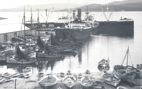 Imatge d'època d'embarcacions pesqueres a Palamós.