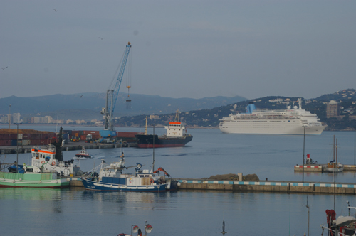 El Thomson Dream entrant al port de Palamós.