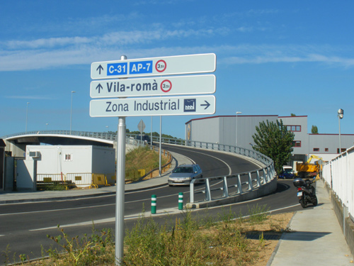 El pont que travessa la C-31, entre el barri de Pla d'es Pla i el carrer d'Arnau Sa Bruguera.