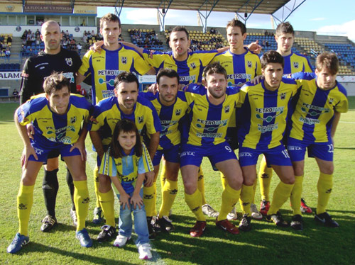 L'equip que va presentar el Palamós CF contra la Unió Esportiva Figueres. (Foto: Sergi Cortés).