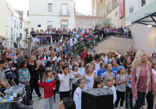 Un nombrós grups de persones segueix una de les activitats que es van fer fora del teatre.